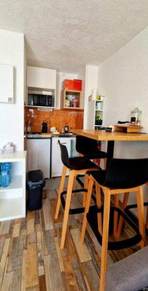 Chez flow joli studio cabine climatisé avec parking et piscine